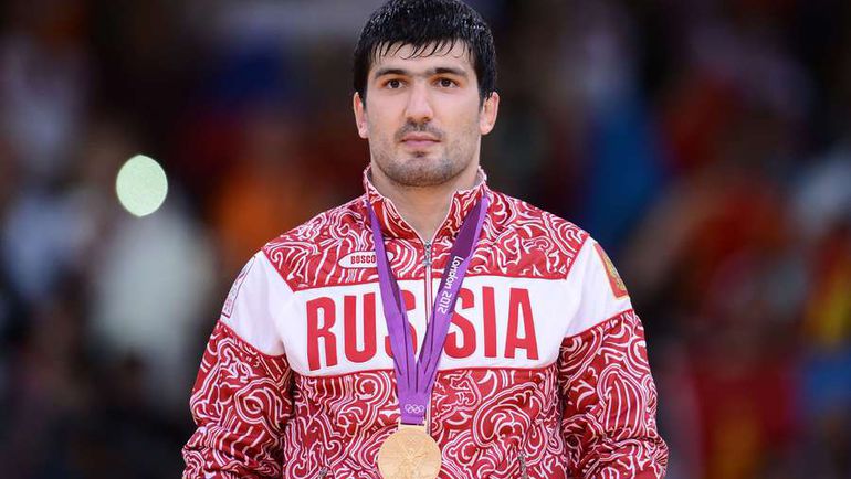 Тагир ХАЙБУЛАЕВ с золотой медалью Лондона-2012. Фото AFP Тагир ХАЙБУЛАЕВ с золотой медалью Лондона-2012. Фото AFP