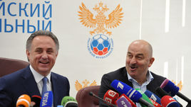 Четверг. Москва. Президент РФС Виталий МУТКО (слева) представляет нового главного тренера сборной России Станислава ЧЕРЧЕСОВА.