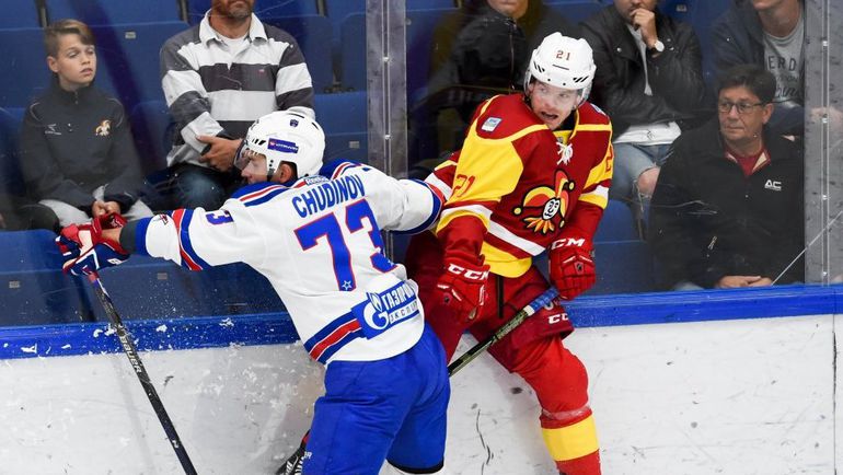 В борьбе Максим ЧУДИНОВ. Фото ХК СКА В борьбе Максим ЧУДИНОВ. Фото ХК СКА