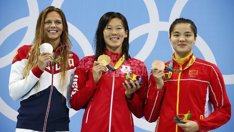 По сравнению с заплывом на 100 м конкурентки на этот раз были совсем не против присутствия Юлии ЕФИМОВОЙ (слева) на пьедестале. Фото REUTERS По сравнению с заплывом на 100 м конкурентки на этот раз были совсем не против присутствия Юлии ЕФИМОВОЙ (слева) на пьедестале. Фото REUTERS