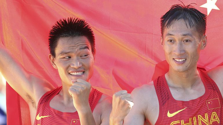 ЦАЙ Цзелинь и ВАН Чжень из Китая заняли. Фото REUTERS ЦАЙ Цзелинь и ВАН Чжень из Китая заняли. Фото REUTERS