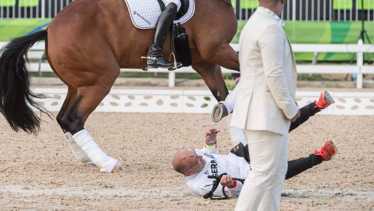 Робби САНДЕРСОН получил удар по голове от жеребца Зенке Ротенберга Космо. Фото AFP Робби САНДЕРСОН получил удар по голове от жеребца Зенке Ротенберга Космо. Фото AFP