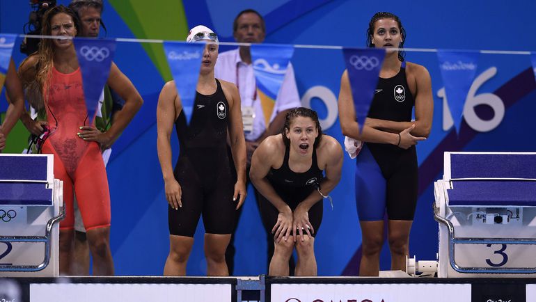 Юлия ЕФИМОВА (слева) и команда Канады. Фото REUTERS Юлия ЕФИМОВА (слева) и команда Канады. Фото REUTERS