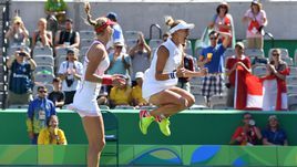 Сегодня. Рио-де-Жанейро. Екатерина МАКАРОВА (слева) и Елена ВЕСНИНА празднуют победу на Олимпиаде.