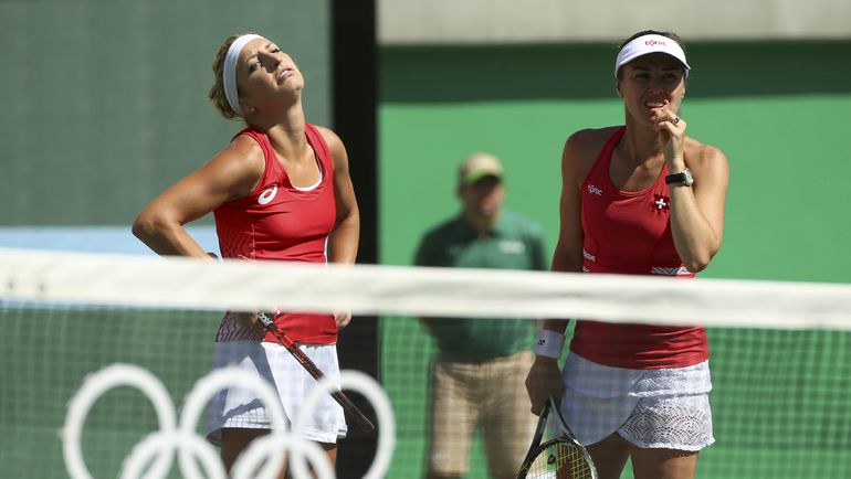 Соперницы россиянок по финалу Тимеа БАЧИНСКИ (слева) и Мартина ХИНГИС. Фото REUTERS Соперницы россиянок по финалу Тимеа БАЧИНСКИ (слева) и Мартина ХИНГИС. Фото REUTERS