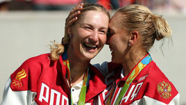 Воскресенье. Рио-де-Жанейро. Екатерина МАКАРОВА (слева) и Елена ВЕСНИНА на пьедестале.