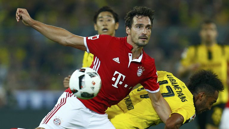 Матса ХУММЕЛЬСА (в красном) трибуны встретили оглушительным свистом. Фото REUTERS Матса ХУММЕЛЬСА (в красном) трибуны встретили оглушительным свистом. Фото REUTERS