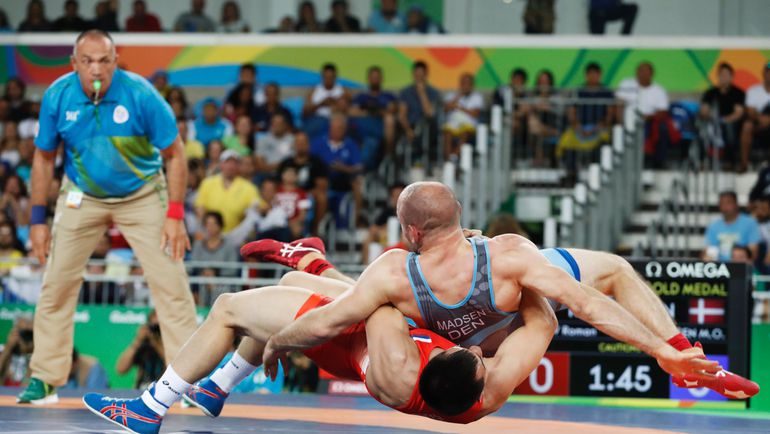 Сегодня. Рио-де-Жанейро. Золотой бросок Романа ВЛАСОВА. Фото REUTERS Сегодня. Рио-де-Жанейро. Золотой бросок Романа ВЛАСОВА. Фото REUTERS