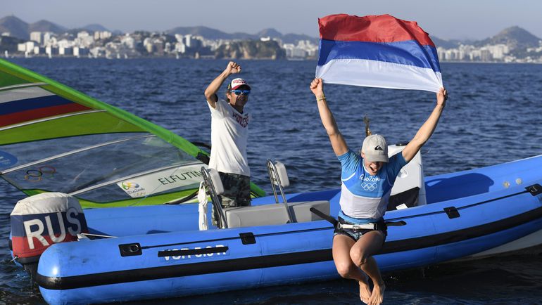 Воскресенье. Марина ди Глория. Празднуя олимпийский успех, Стефания ЕЛФУТИНА прыгает в воду. Фото AFP Воскресенье. Марина ди Глория. Празднуя олимпийский успех, Стефания ЕЛФУТИНА прыгает в воду. Фото AFP