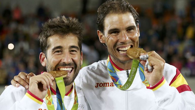 Рафаэль НАДАЛЬ (справа) и Марк ЛОПЕС. Фото REUTERS Рафаэль НАДАЛЬ (справа) и Марк ЛОПЕС. Фото REUTERS