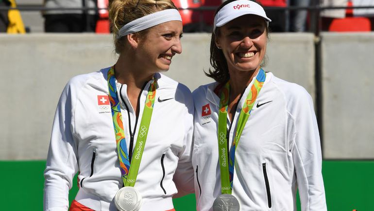 Мартина ХИНГИС (справа) и Тимеа БАЧИНСКИ. Фото AFP Мартина ХИНГИС (справа) и Тимеа БАЧИНСКИ. Фото AFP