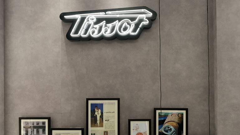 Концепция двухэтажного бутика Tissot идеально вписывается в архитектурный ансамбль центральной торговой улицы Москвы. Концепция двухэтажного бутика Tissot идеально вписывается в архитектурный ансамбль центральной торговой улицы Москвы.