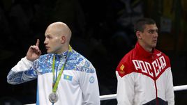 Понедельник. Рио-де-Жанейро. Казахстанец Василий ЛЕВИТ (слева), уступивший в финале Евгению ТИЩЕНКО, призывает своих болельщиков, недовольных решением судей, к спокойствию.