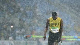 Понедельник. Рио-де-Жанейро. Ямайцу Дьюсу КАРТЕРУ пришлось бежать свой забег на 110 м с барьерами прямо под проливным дождем.