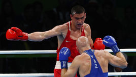 Понедельник. Рио-де-Жанейро. Евгений ТИЩЕНКО (слева) атакует Василия ЛЕВИТА.