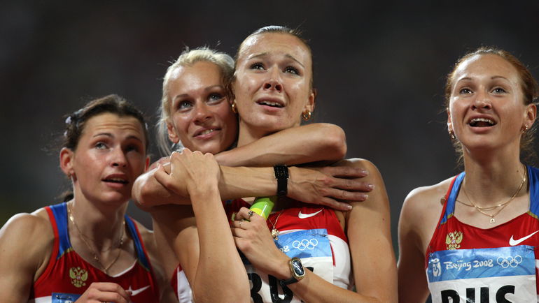 Российская четверка из Пекина (слева направо): Евгения ПОЛЯКОВА, Юлия ГУЩИНА, Юлия ЧЕРМОШАНСКАЯ и Александра ФЕДОРИВА. Теперь все спортсменки должны вернуть свои медали. Фото AFP Российская четверка из Пекина (слева направо): Евгения ПОЛЯКОВА, Юлия ГУЩИНА, Юлия ЧЕРМОШАНСКАЯ и Александра ФЕДОРИВА. Теперь все спортсменки должны вернуть свои медали. Фото AFP