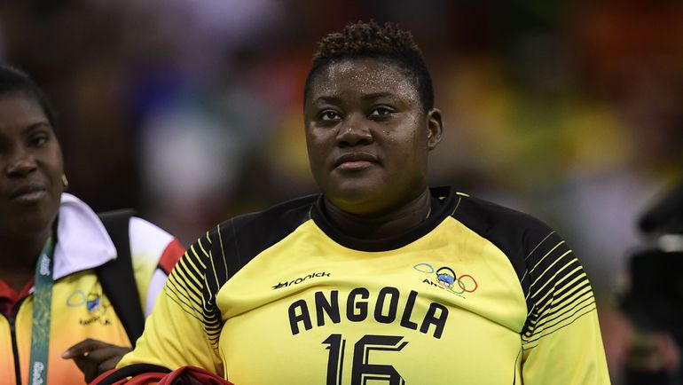 Вратарь сборной Анголы Тереза АЛЬМЕЙДА сразу привлекла внимание всех болельщиков. Фото AFP Вратарь сборной Анголы Тереза АЛЬМЕЙДА сразу привлекла внимание всех болельщиков. Фото AFP