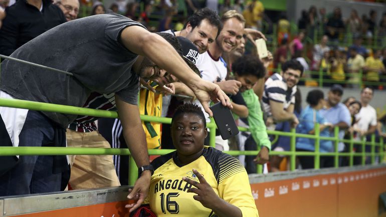 Ангольский вратарь Тереза АЛМЕЙДА покорила всех, кто присутствовал на матче. Фото REUTERS Ангольский вратарь Тереза АЛМЕЙДА покорила всех, кто присутствовал на матче. Фото REUTERS