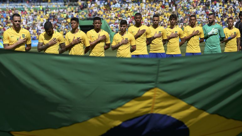 Сборная Бразилии во время гимна. Фото REUTERS Сборная Бразилии во время гимна. Фото REUTERS