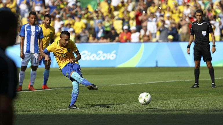 Гол НЕЙМАРА с пенальти. Фото REUTERS Гол НЕЙМАРА с пенальти. Фото REUTERS