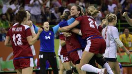 Четверг. Рио-де-Жанейро. Норвегия - Россия - 37:38 д.в. Россиянки празднуют выход в финал Олимпиады-2016.