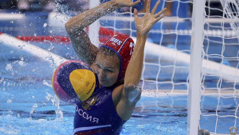 Российский вратарь Анна КАРНАУХ во время серии пенальти. Фото AFP Российский вратарь Анна КАРНАУХ во время серии пенальти. Фото AFP