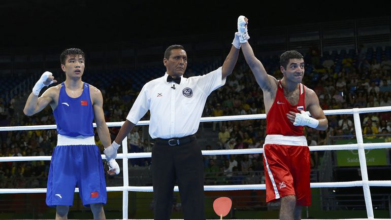 Миша АЛОЯН (справа) и Ху ЦЗЯНЬГУАНЬ. Фото AFP Миша АЛОЯН (справа) и Ху ЦЗЯНЬГУАНЬ. Фото AFP