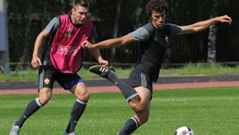 Среда. Ватутинки. Полузащитник Роман ЕРЕМЕНКО (справа) и защитник Кирилл НАБАБКИН на тренировке ЦСКА.