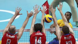 Сегодня. Рио-де-Жанейро. Бразилия - Россия - 3:0. ЛУКАРЕЛЛИ пробивает блок российской сборной.