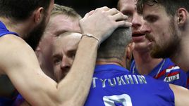 Сегодня. Рио-де-Жанейро. США - Россия - 3:2. Алексей ВЕРБОВ (в центре) и Сергей ТЕТЮХИН (№8).