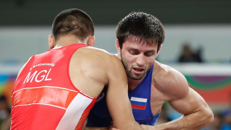 Сослан РАМОНОВ (справа) против Мандахнарана ГАНЗОРИГА. Фото AFP Сослан РАМОНОВ (справа) против Мандахнарана ГАНЗОРИГА. Фото AFP