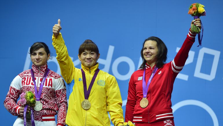 Олимпийская чемпионка Лондона Майя МАНЕЗА (в центре) и серебряный призер Светлана ЦАРУКАЕВА (слева) в результате реанализа будут лишены своих наград. Фото AFP Олимпийская чемпионка Лондона Майя МАНЕЗА (в центре) и серебряный призер Светлана ЦАРУКАЕВА (слева) в результате реанализа будут лишены своих наград. Фото AFP