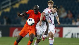 9 июня 2013 года. Иерусалим. Голландия - Россия - 5:1. Потенциальный новичок красно-белых Бруну МАРТИНС ИНДИ против Алана ДЗАГОЕВА в матче молодежного чемпионата Европы.