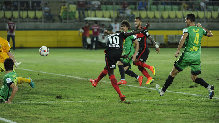 81-я минута. Квинси ПРОМЕС забивает второй мяч в ворота хозяев. Фото Сергей РАСУЛОВ, NewsTeam 81-я минута. Квинси ПРОМЕС забивает второй мяч в ворота хозяев. Фото Сергей РАСУЛОВ, NewsTeam