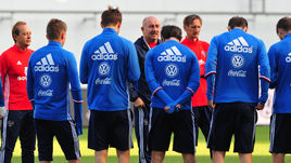 Сегодня. Химки. Станислав ЧЕРЧЕСОВ проводит первую тренировку в сборной России.