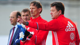 Вчера. Химки. Тренер вратарей Гинтарас СТАУЧЕ и администратор команды Сергей ГРИГОРЬЕВ (справа).