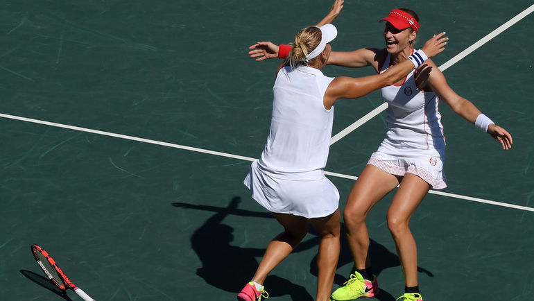 Елена ВЕСНИНА (слева) и Екатерина МАКАРОВА празднуют победу в олимпийском финале. Фото REUTERS Елена ВЕСНИНА (слева) и Екатерина МАКАРОВА празднуют победу в олимпийском финале. Фото REUTERS