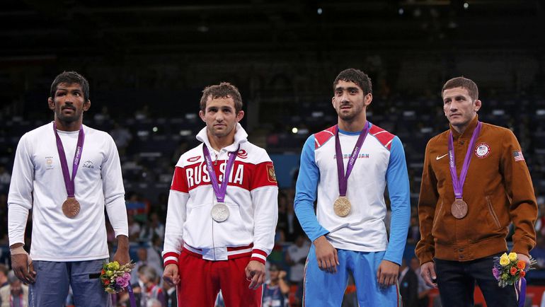 11 августа 2012 года. Лондон. Призеры Олимпиады: Йогешвар ДУТТ (Индия), Бесик КУДУХОВ (Россия), Тогрул АСГАРОВ (Азербайджан) и Коулман СКОТТ (США). Фото REUTERS 11 августа 2012 года. Лондон. Призеры Олимпиады: Йогешвар ДУТТ (Индия), Бесик КУДУХОВ (Россия), Тогрул АСГАРОВ (Азербайджан) и Коулман СКОТТ (США). Фото REUTERS