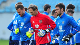 Голкиперы сборной России Игорь АКИНФЕЕВ (слева) и Станислав КРИЦЮК (справа) готовятся к матчу с Турцией под руководством Гинтараса СТАУЧЕ.