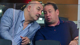 Главный тренер сборной России на Euro-2016 Леонид СЛУЦКИЙ (справа) и его преемник Станислав ЧЕРЧЕСОВ.