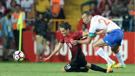 31 августа. Анталья. Турция - Россия - 0:0. Мы хотим всегда видеть нашу национальную команду неуступчивой и страстной - такой же, каким был ее капитан Василий БЕРЕЗУЦКИЙ в этом единоборстве с ЭНЕСОМ ЮНАЛОМ (№ 18).