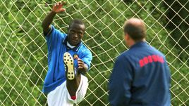 Жерри-Кристиан ТЧУЙСЕ так и не сыграл за сборную России Олега РОМАНЦЕВА.