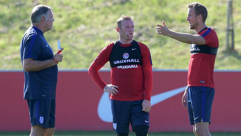 Сэм ЭЛЛАРДАЙС, Уэйн РУНИ и Харри КЕЙН. Фото AFP Сэм ЭЛЛАРДАЙС, Уэйн РУНИ и Харри КЕЙН. Фото AFP