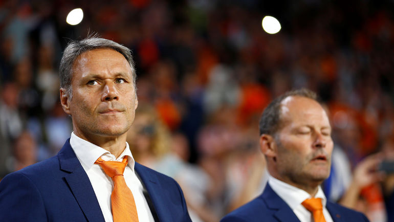 Марко ВАН БАСТЕН больше не помогает Дэнни БЛИНДУ. Фото REUTERS Марко ВАН БАСТЕН больше не помогает Дэнни БЛИНДУ. Фото REUTERS