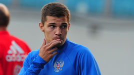 Полузащитник сборной России Роман ЗОБНИН.