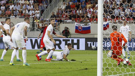 Сегодня. Трнава. Словакия - Англия - 0:1. 90+5-я минута. Гол Адама ЛАЛЛАНЫ в ворота Матуша КОЗАЧИКА.