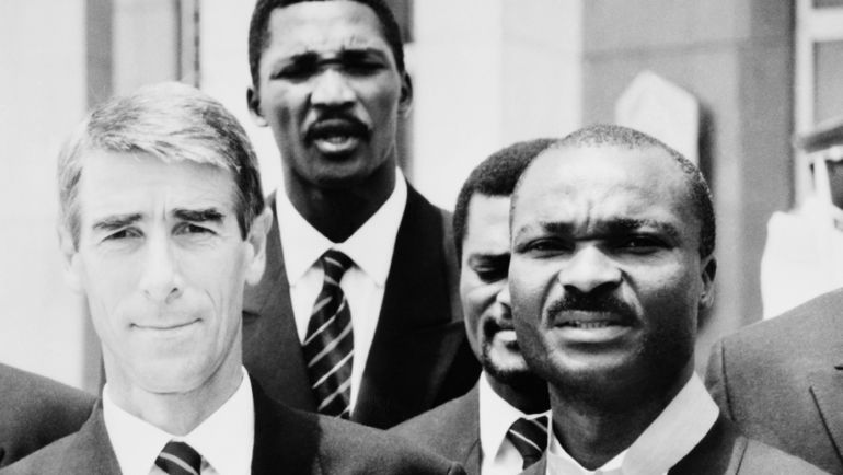 Валерий НЕПОМНЯЩИЙ и лидер сборной Камеруна Роже МИЛЛА. Фото фотохроника ТАСС Валерий НЕПОМНЯЩИЙ и лидер сборной Камеруна Роже МИЛЛА. Фото фотохроника ТАСС