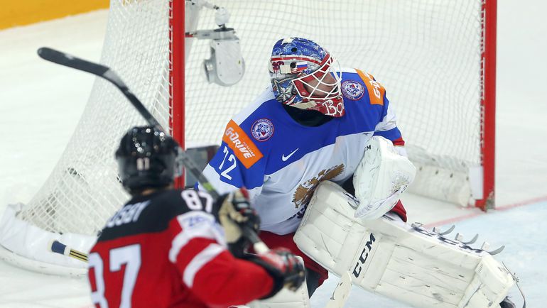 Сидни КРОСБИ против Сергея БОБРОВСКОГО. Фото REUTERS Сидни КРОСБИ против Сергея БОБРОВСКОГО. Фото REUTERS