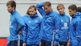 Вчера. Москва. Черкизово. Федор СМОЛОВ, Роман ШИШКИН, Василий БЕРЕЗУЦКИЙ, Юрий ГАЗИНСКИЙ и Роман ЗОБНИН (слева направо) готовятся к встрече с Ганой.