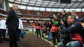 Вторник. Москва. Черкизово. Россия - Гана - 1:0. Станислав ЧЕРЧЕСОВ (слева) одержал свою первую победу во главе сборной России.